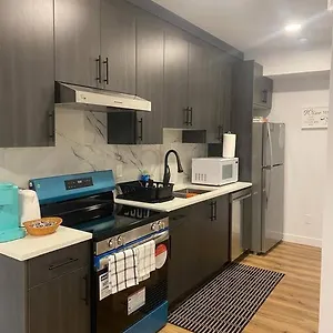 https://pebbles-cozy-2bed-basement-suite-near-downtown.edmonton-hotels.net